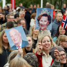 På Slottsplassen startet feiringen 17.30. Mange var møtt fram for å feire Kongeparet og synge bursdagssang for dem. Foto: Jon Olav Nesvold / NTB scanpix